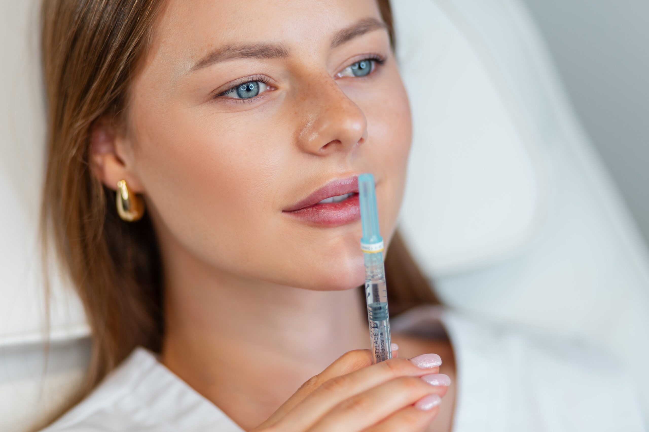 injectare-acid-hialuronic-buze-clinica-medlink-craiova Injectare cu acid hialuronic pentru conturarea și volumizarea buzelor la Clinica Medlink din Craiova