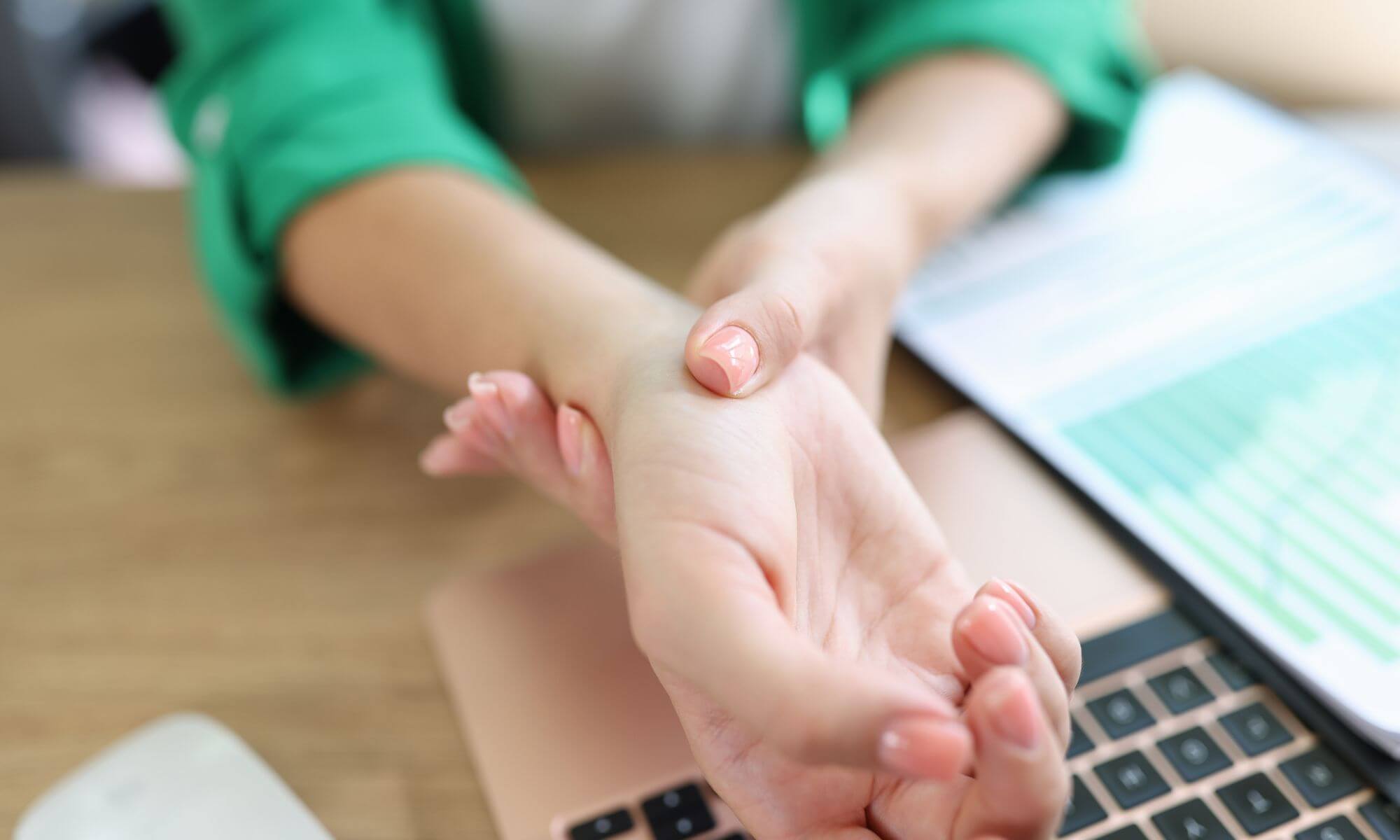 Ce risti daca ignori diversele simptome de tunel carpian