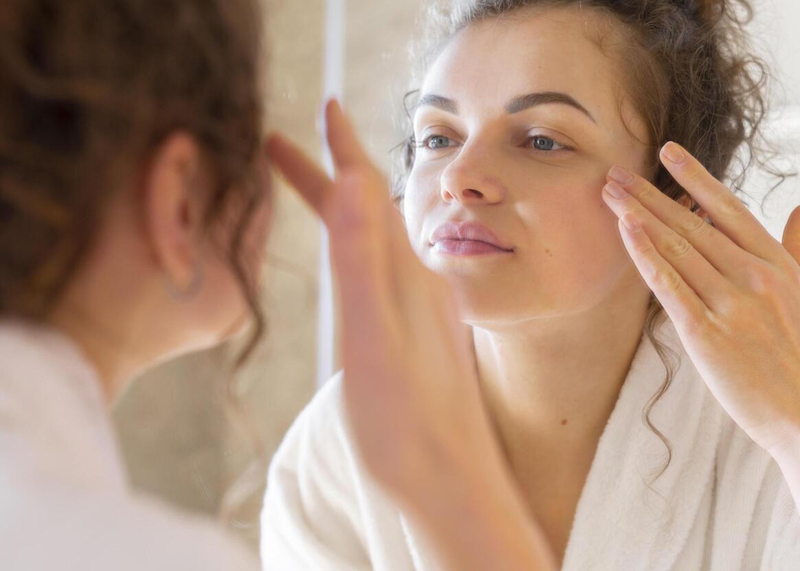 Cum faci autoexaminarea pielii acasă – recomandările dermatologului de la Clinica Medlink Craiova