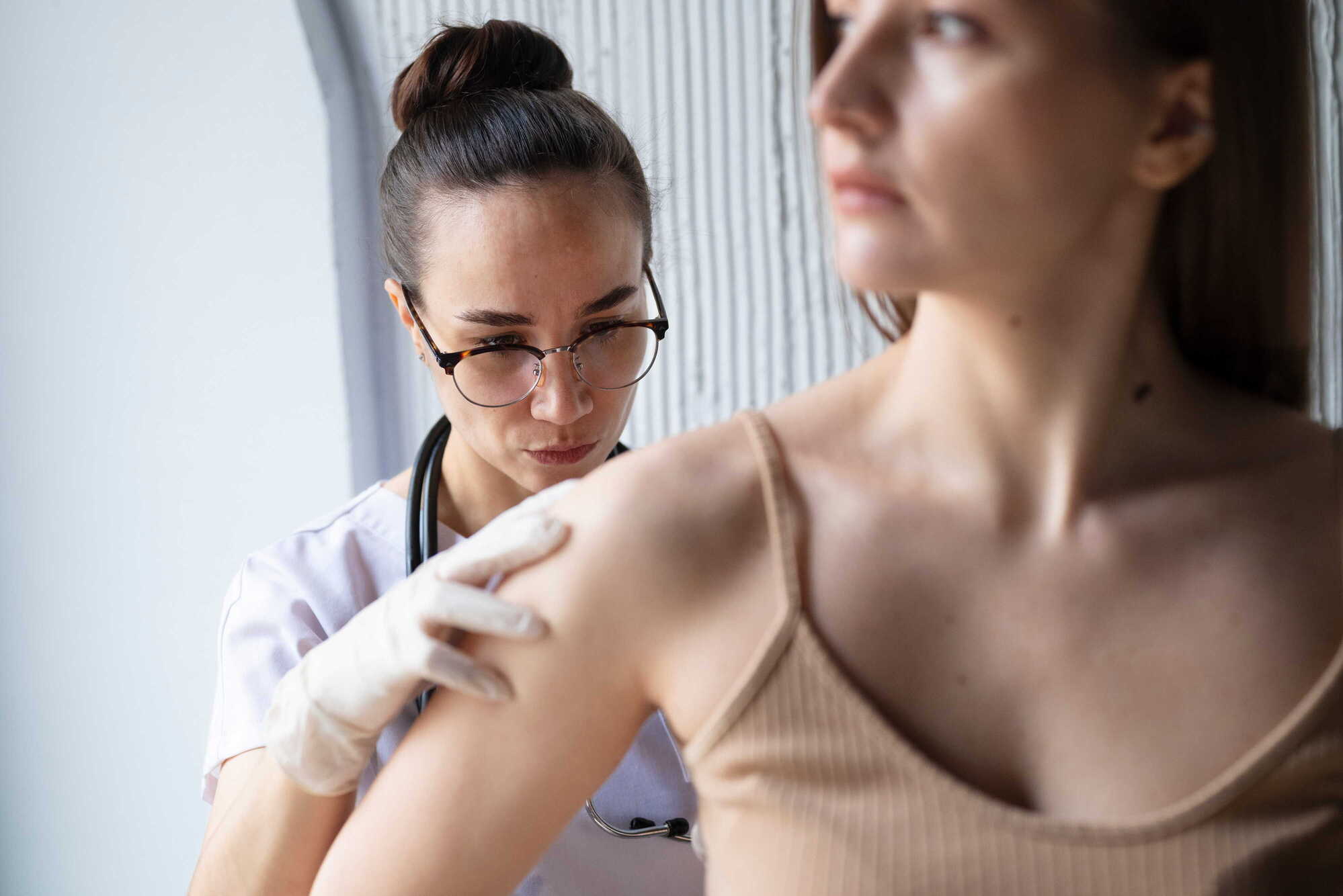 dermatolog-craiova-cancer-de-piele-clinica-medlink Dermatolog Craiova cu experiență în cancer de piele consultă un pacient la Clinica Medlink