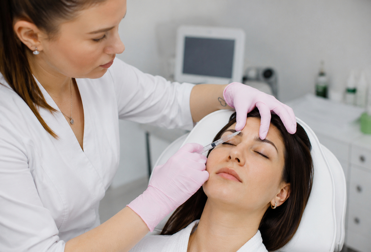 lifting-sprancene-acid-hialuronic Liftingul sprâncenelor cu acid hialuronic realizat la Clinica Medlink Craiova