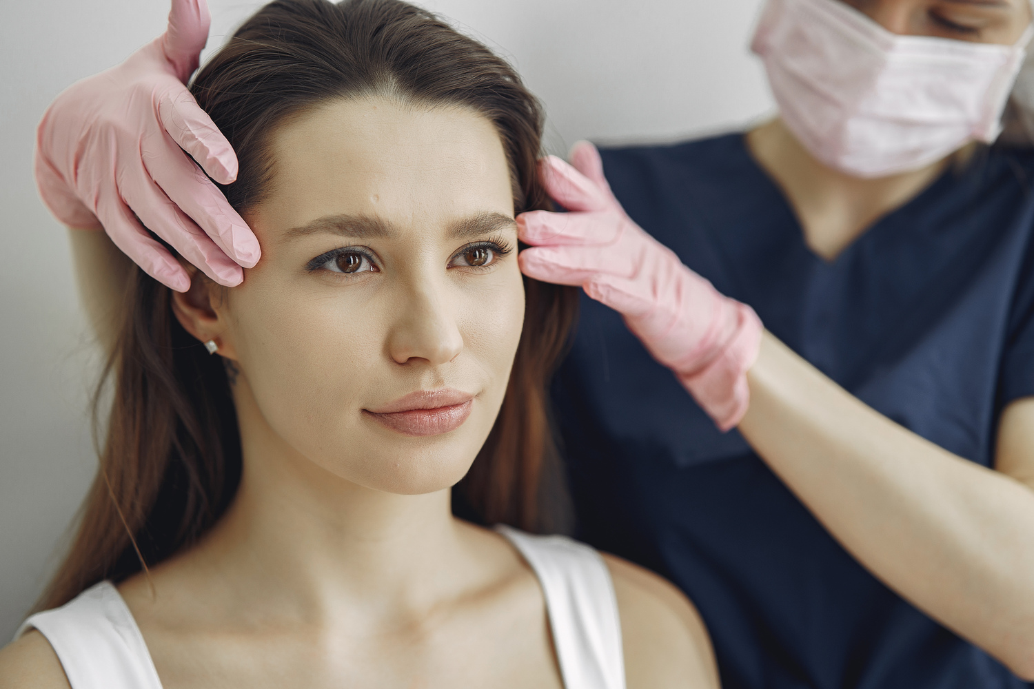 Liftingul sprâncenelor la Clinica Medlink Craiova cu acid hialuronic sau toxină botulinică