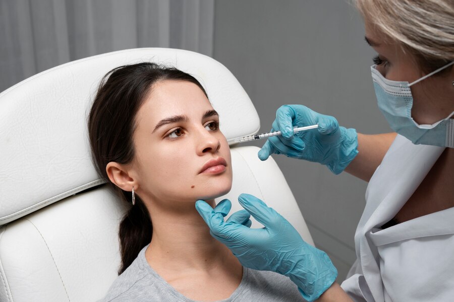 medic-injectare-acid-hialuronic-buze Medic care injectează acid hialuronic pentru echilibrarea buzelor